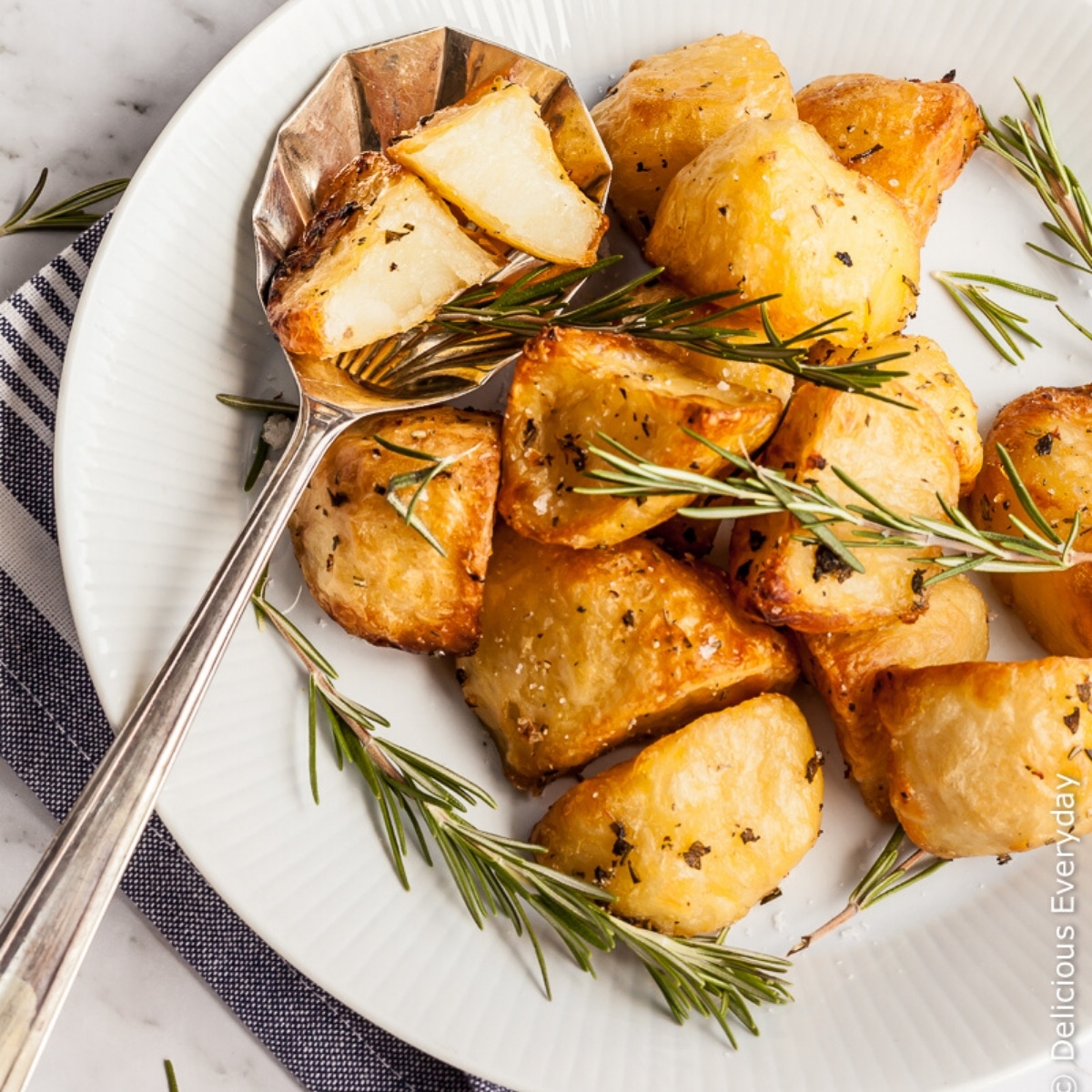 Best Crispy Roasted Mini Potatoes - so easy and crispy!!