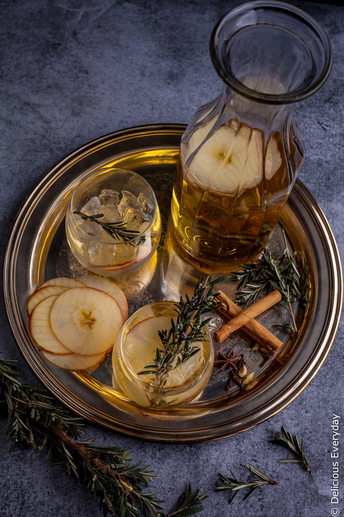 Beat the winter blues with this gorgeous fragrant homemade sugar-free Mulled Apple Cider recipe which tastes just like apple pie!