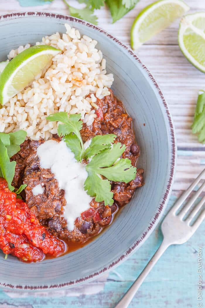 Vegan Chili with Mushrooms and Black Beans - chili con carne gets a vegan make over with juicy mushrooms. Serve with a drizzle of lime cashew cream and your favourite salsa | Click for the vegan chili recipe