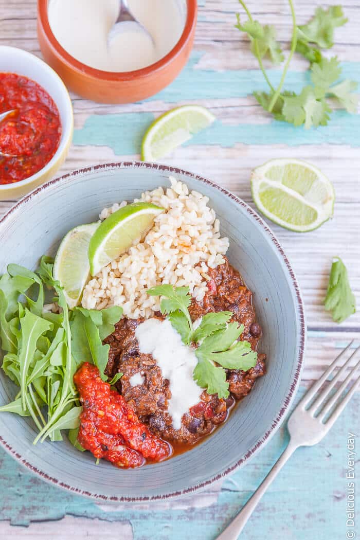 Vegan Chili with Mushrooms and Black Beans - chili con carne gets a vegan make over with juicy mushrooms. Serve with a drizzle of lime cashew cream and your favourite salsa | Click for the vegan chili recipe