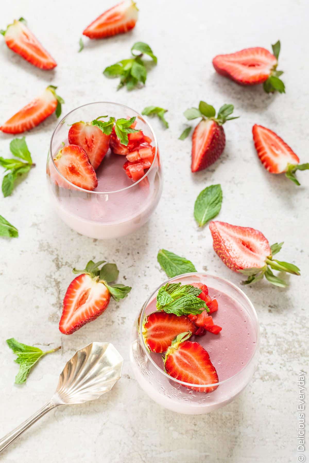 This delicious strawberry vegan panna cotta is quick and easy to make. If you love panna cotta but no longer eat dairy you'll love this easy recipe. 
