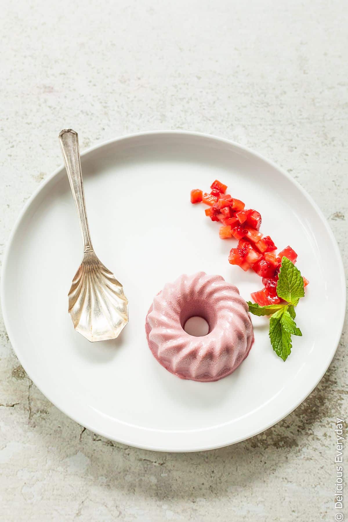 This delicious strawberry vegan panna cotta is quick and easy to make. If you love panna cotta but no longer eat dairy you'll love this easy recipe. 