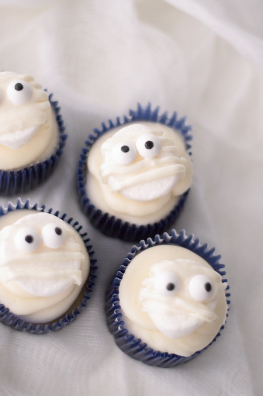 halloween cupcakes decorated to look like a mummy