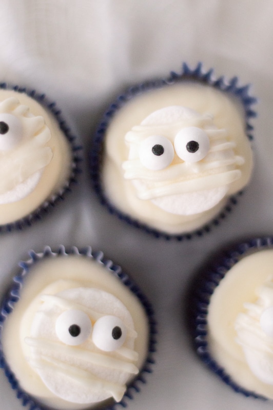 halloween cupcakes decorated like mummies