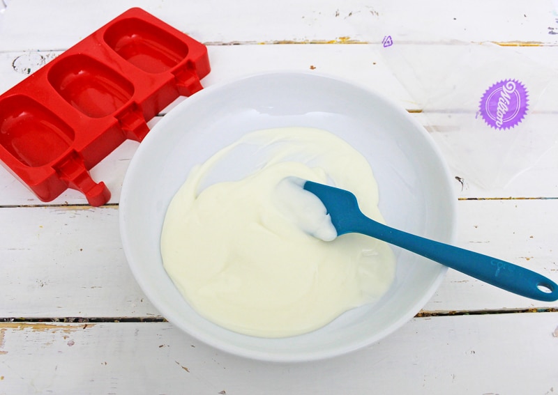 white chocolate for Halloween mummy cakesicles