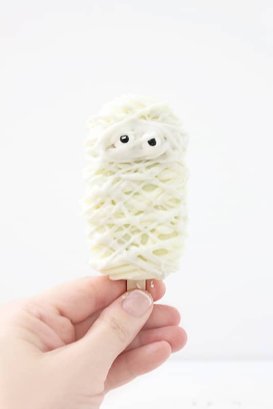 https://ohmyveggies.com/wp-content/uploads/2023/08/mummy-halloween-cakesicles-11-of-12.jpg