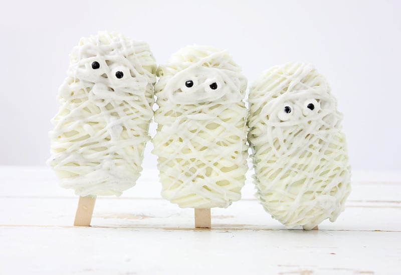 halloween cake pops shaped like mummies 