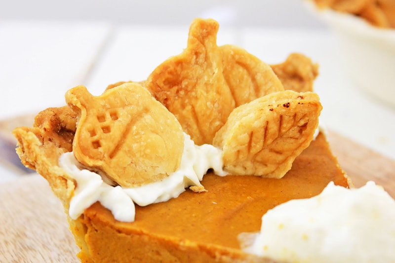 decorative leaves and acorns for pumpkin pie