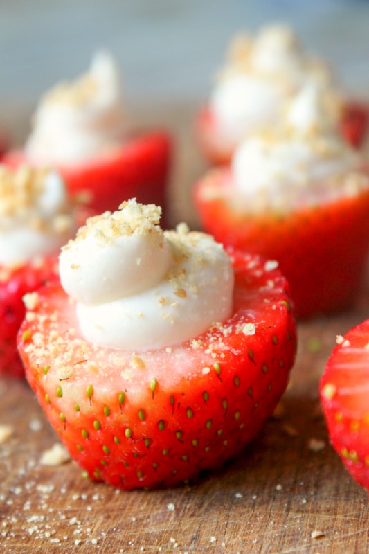 The Dash Everyday Stand Mixer & My Strawberry Cheesecake Cupcake