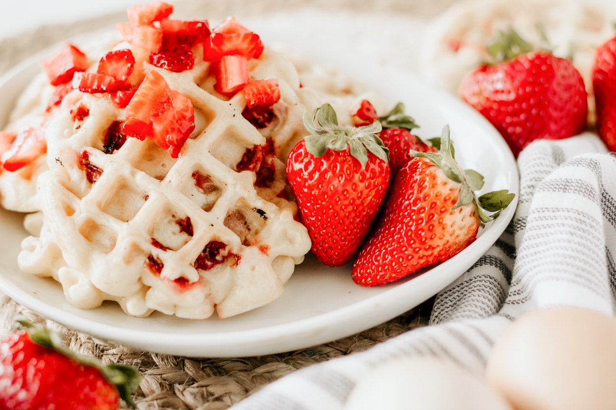 🍓Baby-Friendly Strawberry Waffles🍓Full Recipe 👇 Strawberry Waffles  Suitable for 6+ months Makes approximately 6 waffles with @