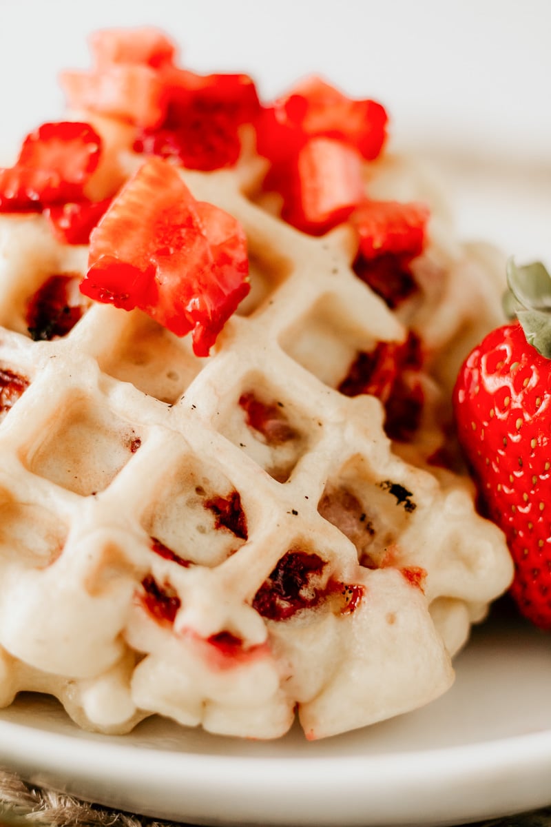 🍓Baby-Friendly Strawberry Waffles🍓Full Recipe 👇 Strawberry Waffles  Suitable for 6+ months Makes approximately 6 waffles with @