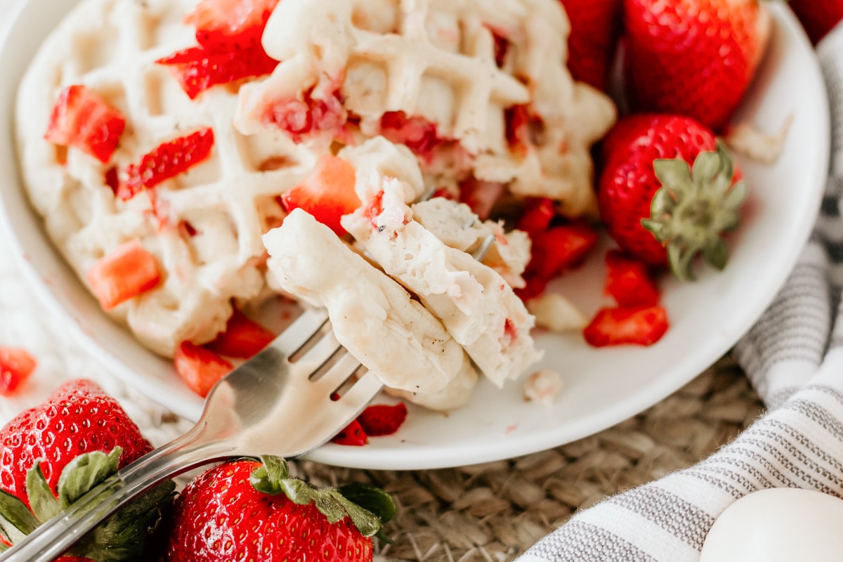 🍓Baby-Friendly Strawberry Waffles🍓Full Recipe 👇 Strawberry Waffles  Suitable for 6+ months Makes approximately 6 waffles with @