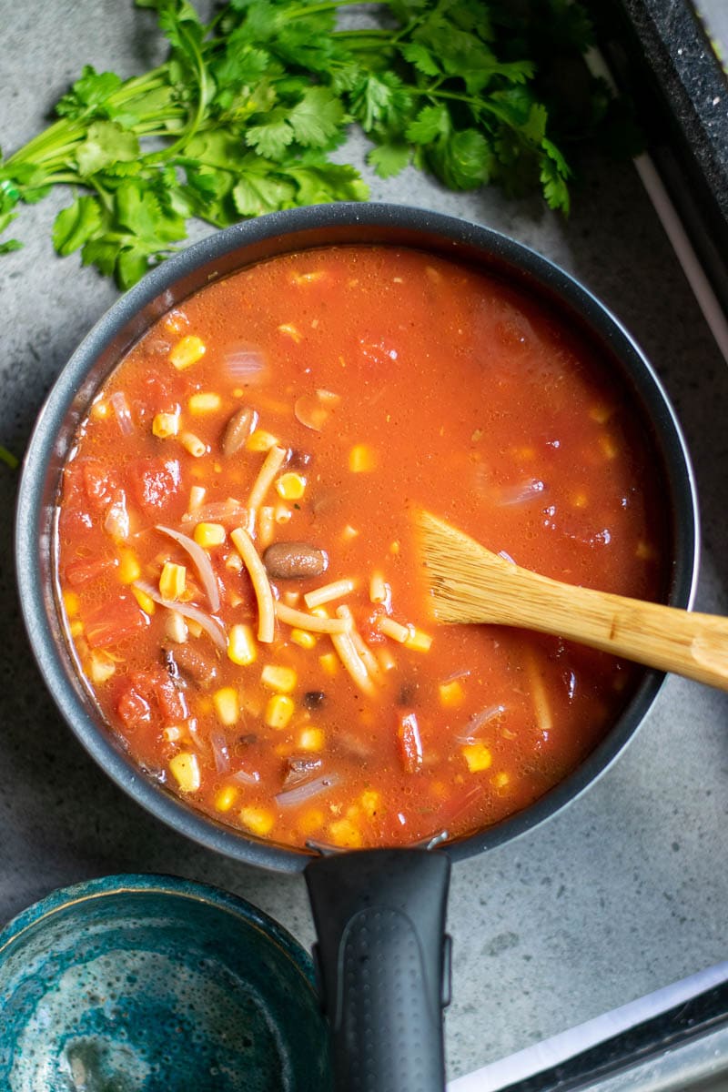 bowl of vegan chili mac