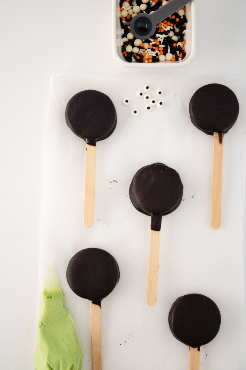 Cauldron Oreo Pops