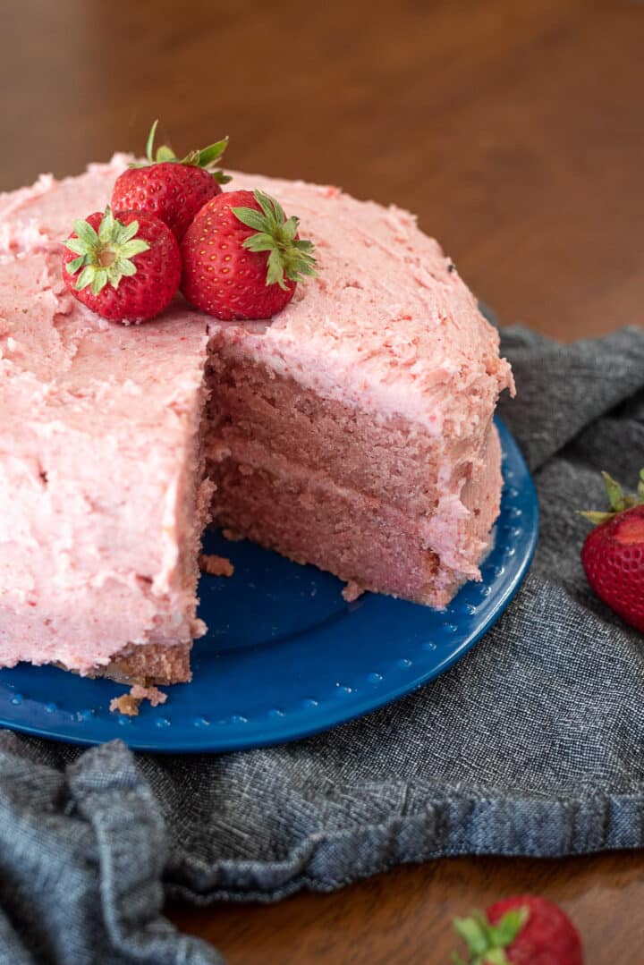 Vegan Strawberry Cake - Oh My Veggies