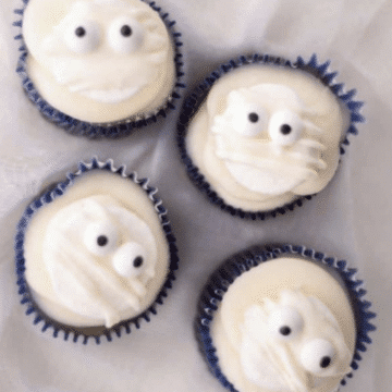 Mummy cupcakes for Halloween with marshmallow mummies and candy eyes